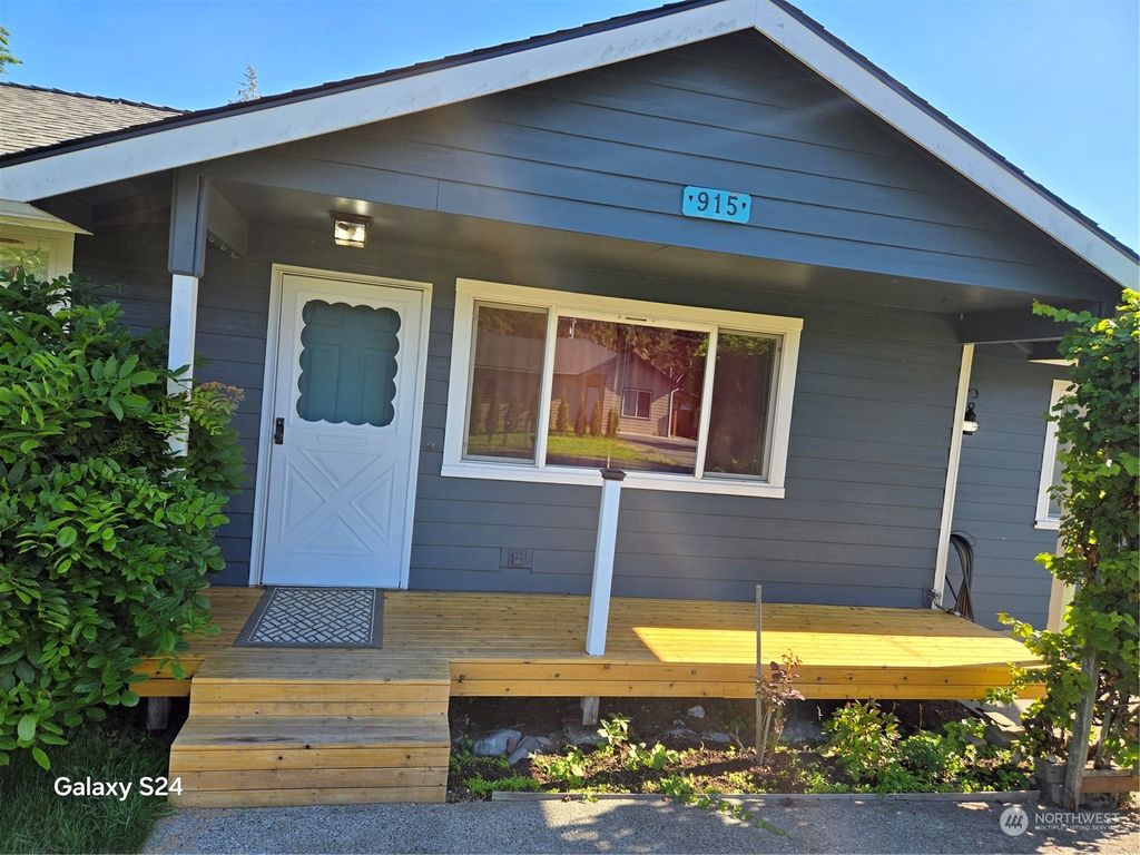 Photo of 915 Orchard Avenue, Gold Bar, WA 98251 (MLS # 2285922)