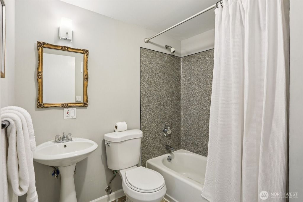 listing image 9367987368844562882