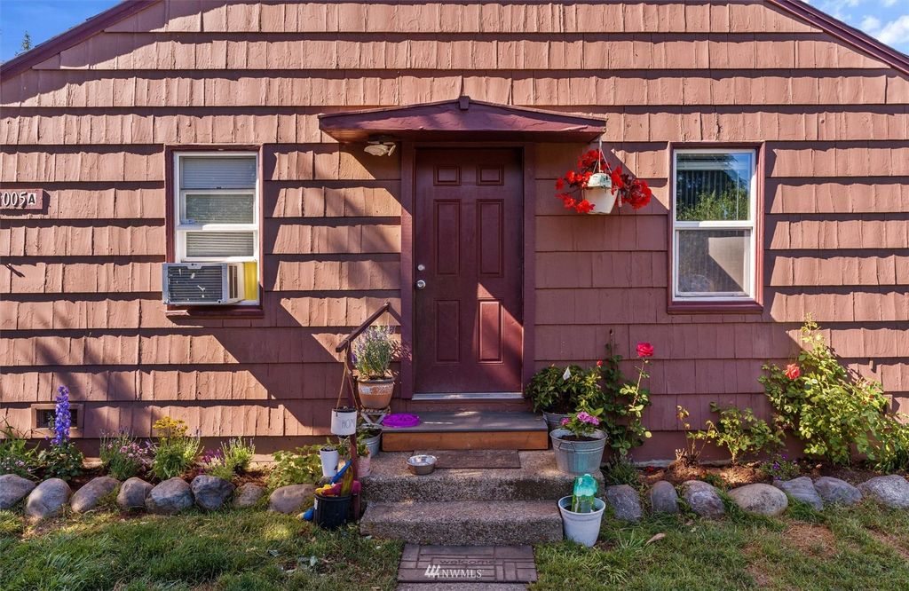Photo of 1005 Lane Place #A&amp;B, Everett, WA 98203 (MLS # 1972651)