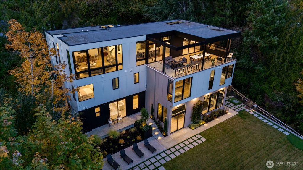 Photo of 8933 NE 117th Place, Kirkland, WA 98034 (MLS # 2449706)