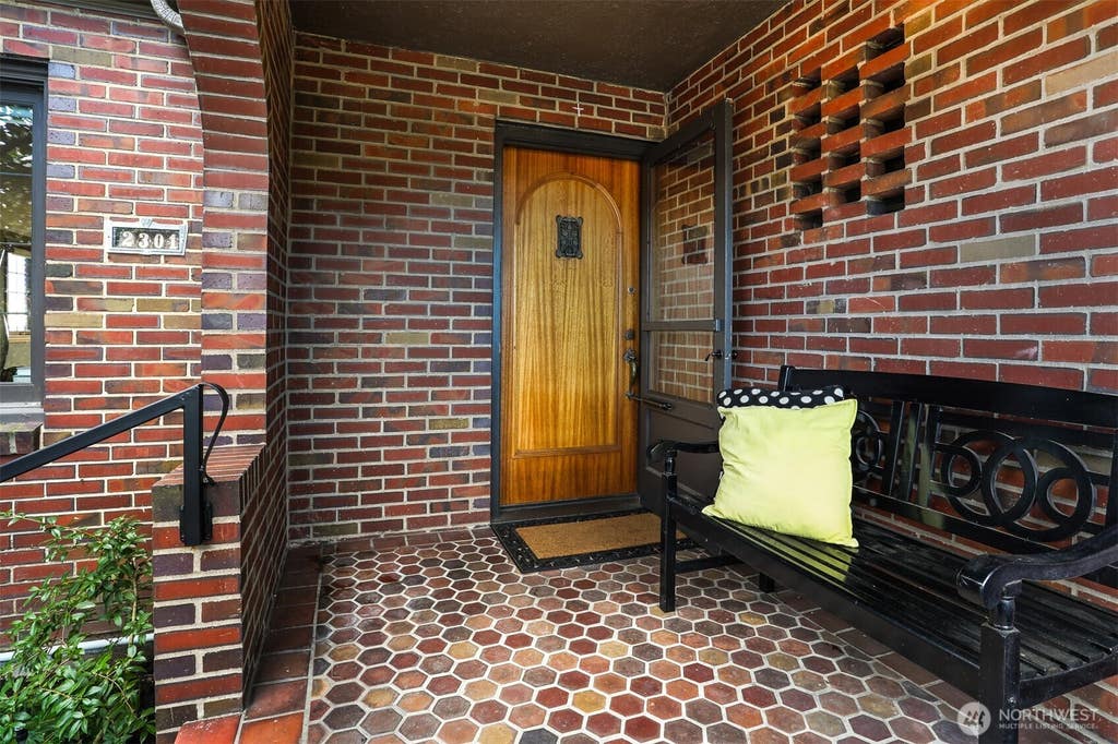 Photo of 2301 Rosemont Place W, Seattle, WA 98199 (MLS # 2559551)