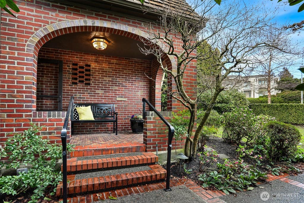 Photo of 2301 Rosemont Place W, Seattle, WA 98199 (MLS # 2559551)
