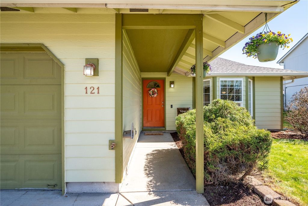 Photo of 121 Adams Drive, Kelso, WA 98626 (MLS # 2500776)