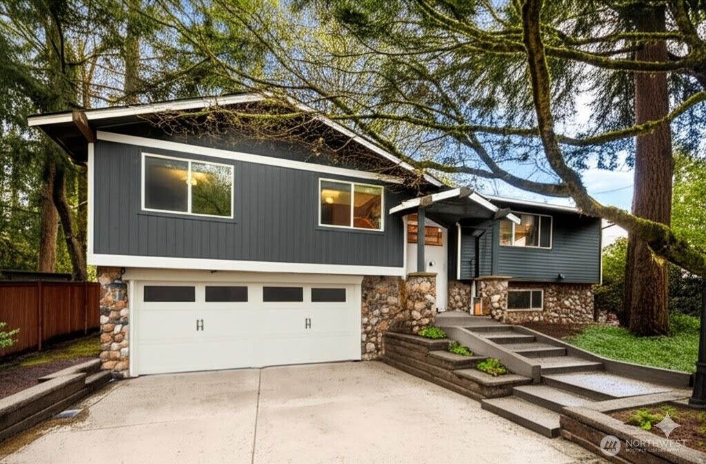 Photo of 16522 SE 43rd Street, Bellevue, WA 98006 (MLS # 2371531)