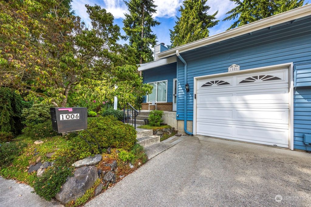 Photo of 1006 S 246th Place, Des Moines, WA 98198 (MLS # 2273887)