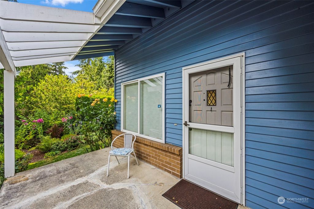 Photo of 1006 S 246th Place, Des Moines, WA 98198 (MLS # 2273887)