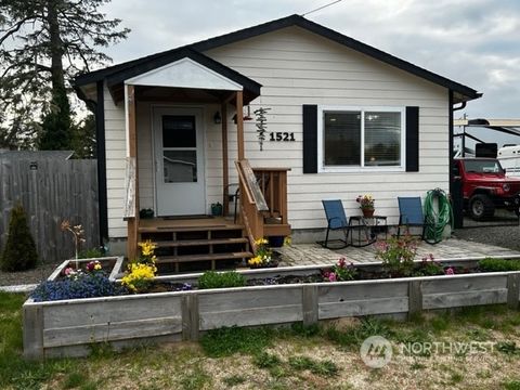 Photo of 1521 Washington Avenue N, Long Beach, WA 98631 (MLS # 2062333)