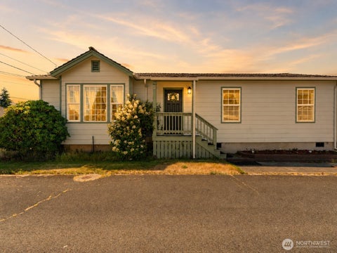 Photo of 710 Perry Avenue, Hoquiam, WA 98550 (MLS # 2554063)