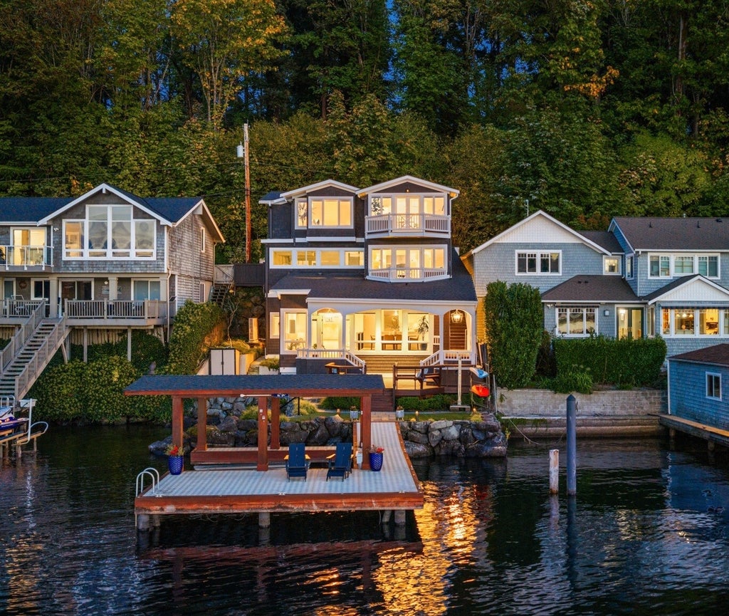 Photo of 5021 Lakehurst Lane, Bellevue, WA 98006 (MLS # 2594773)