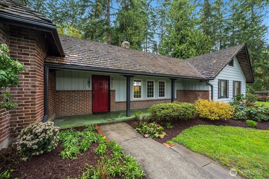 Photo of 17137 32nd. Avenue NE, Lake Forest Park, WA 98155 (MLS # 2356751)