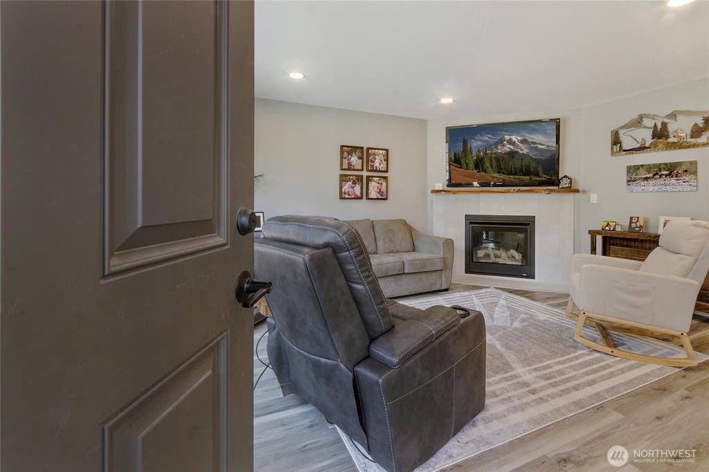 Photo of 6225 41st Ave E AVE, Tacoma, WA 98443 (MLS # 2569983)