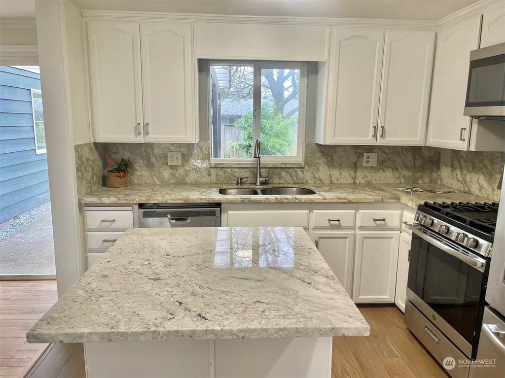 Photo of 11811 SE 164th St St, Renton, WA 98058 (MLS # 2192352)