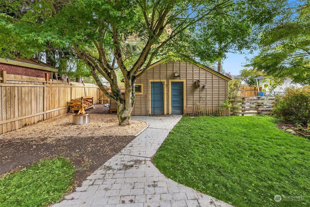 Photo of 1033 Oakes Avenue, Everett, WA 98201 (MLS # 2305069)