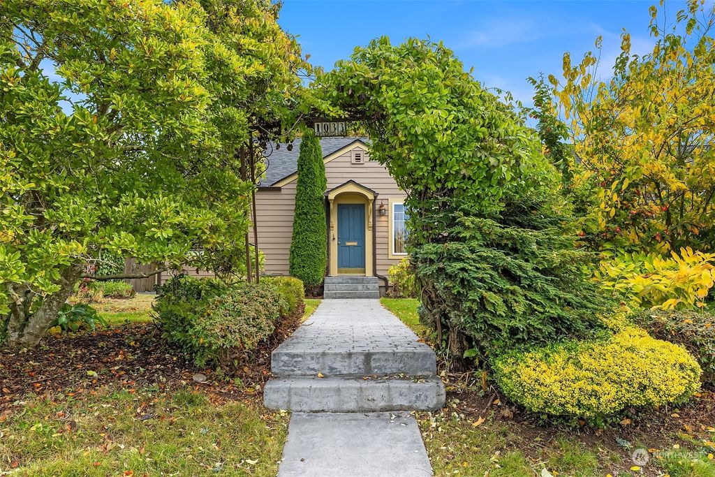 Photo of 1033 Oakes Avenue, Everett, WA 98201 (MLS # 2305069)
