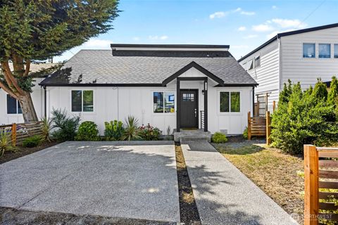 Photo of 10215 Evanston Avenue N #2, Seattle, WA 98133 (MLS # 2545746)