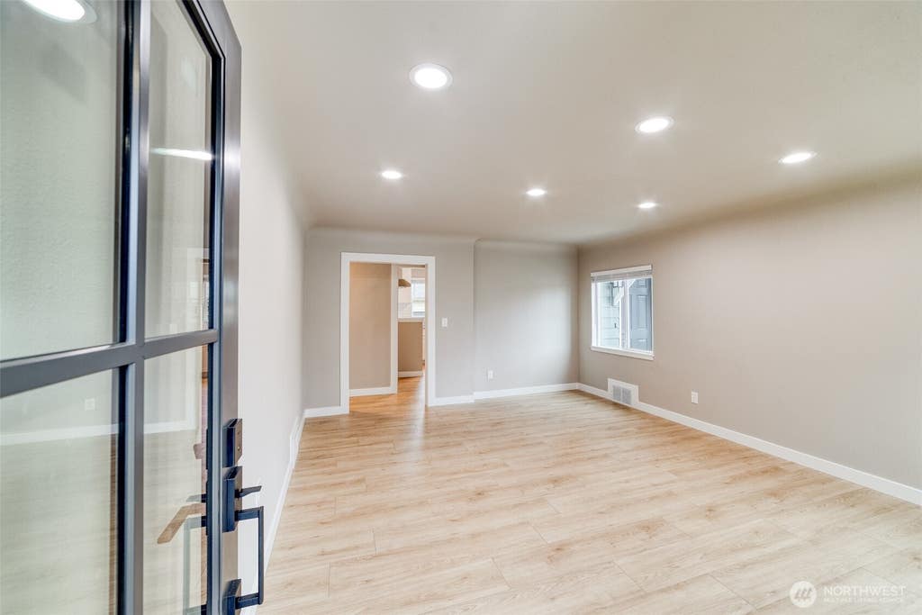 Photo of 910 E MAIN Street, Auburn, WA 98002 (MLS # 2535625)