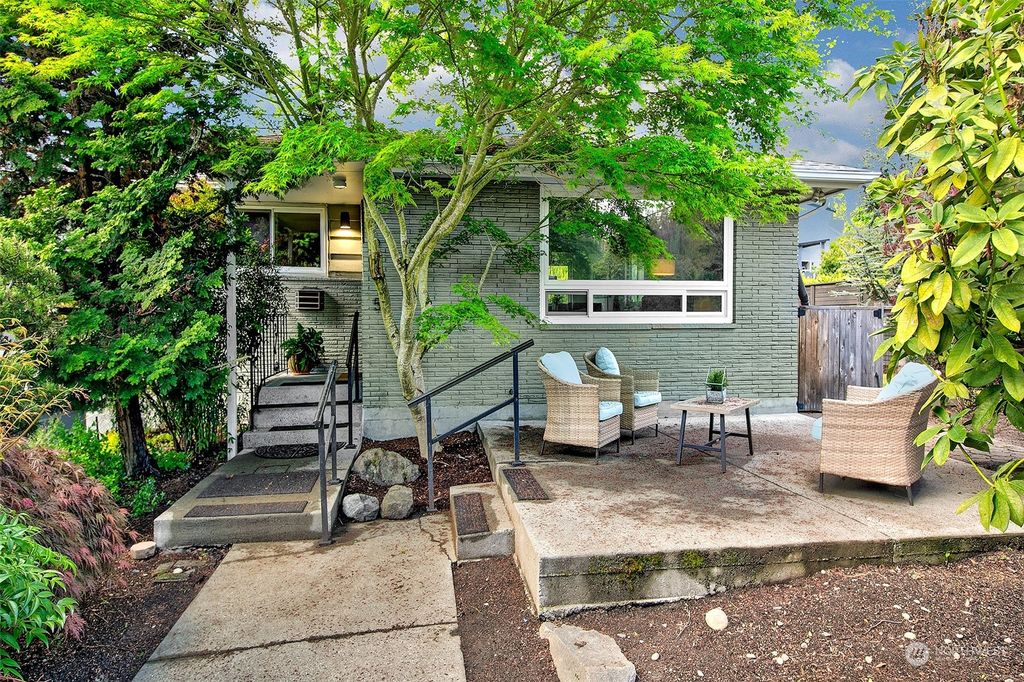 Photo of 6255 39th Avenue NE, Seattle, WA 98115 (MLS # 2230019)