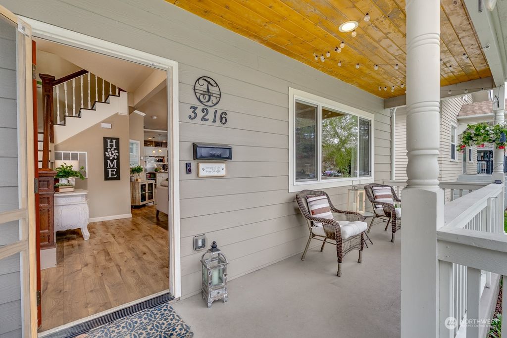 Photo of 3216 Oakes Avenue, Everett, WA 98201 (MLS # 2230210)