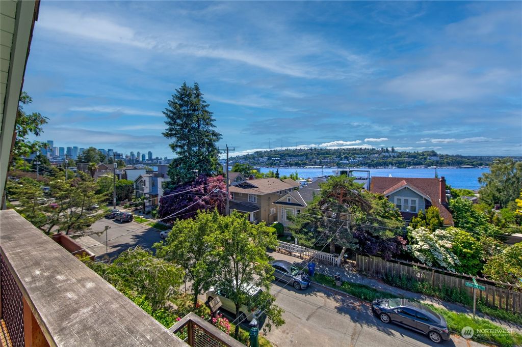 Photo of 2374 Yale Avenue E, Seattle, WA 98102 (MLS # 2261006)