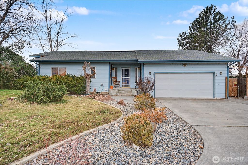Photo of 2238 S Crestmont Drive, Moses Lake, WA 98837 (MLS # 2488862)
