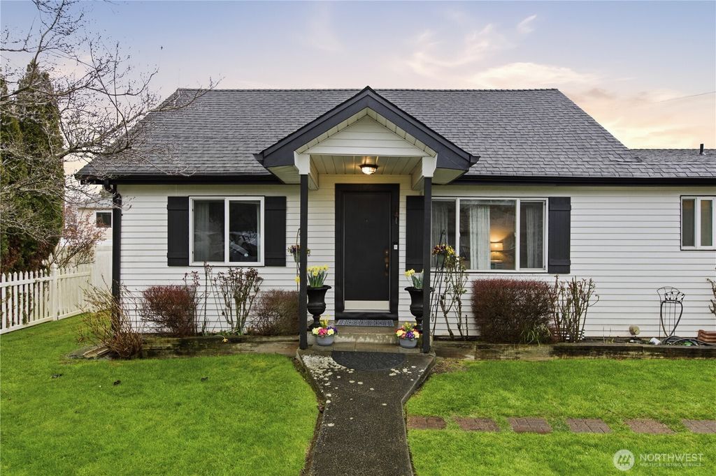 Photo of 322 Milwaukee Boulevard S, Algona, WA 98001 (MLS # 2490726)