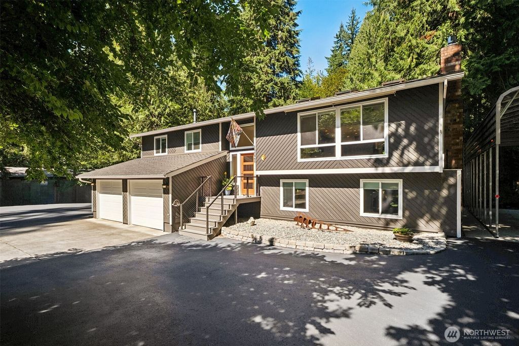 Photo of 25260 SE Mirrormont Way, Issaquah, WA 98027 (MLS # 2414958)