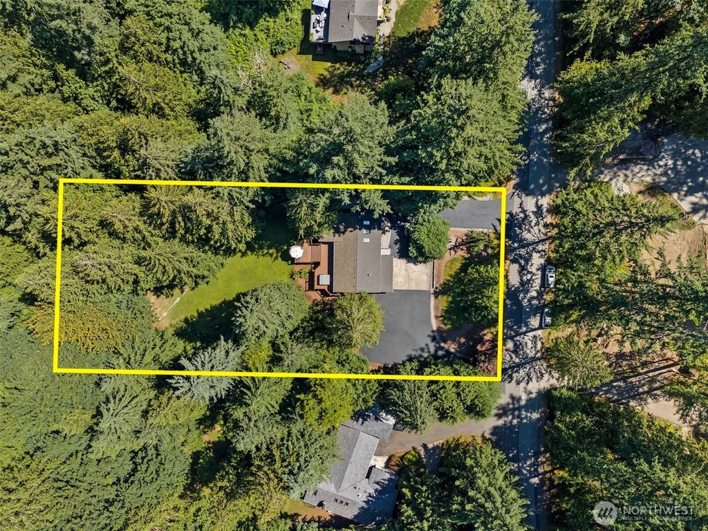 Photo of 25260 SE Mirrormont Way, Issaquah, WA 98027 (MLS # 2414958)