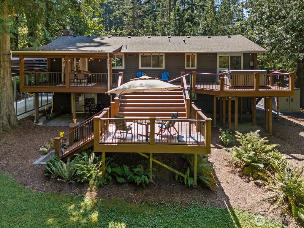 Photo of 25260 SE Mirrormont Way, Issaquah, WA 98027 (MLS # 2414958)