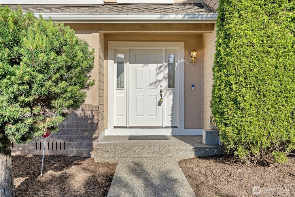 Photo of 35426 8th Avenue SW, Federal Way, WA 98023 (MLS # 2386335)