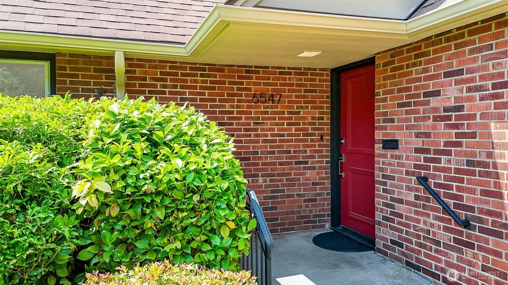 Photo of 6547 46th Avenue NE, Seattle, WA 98115 (MLS # 2388365)