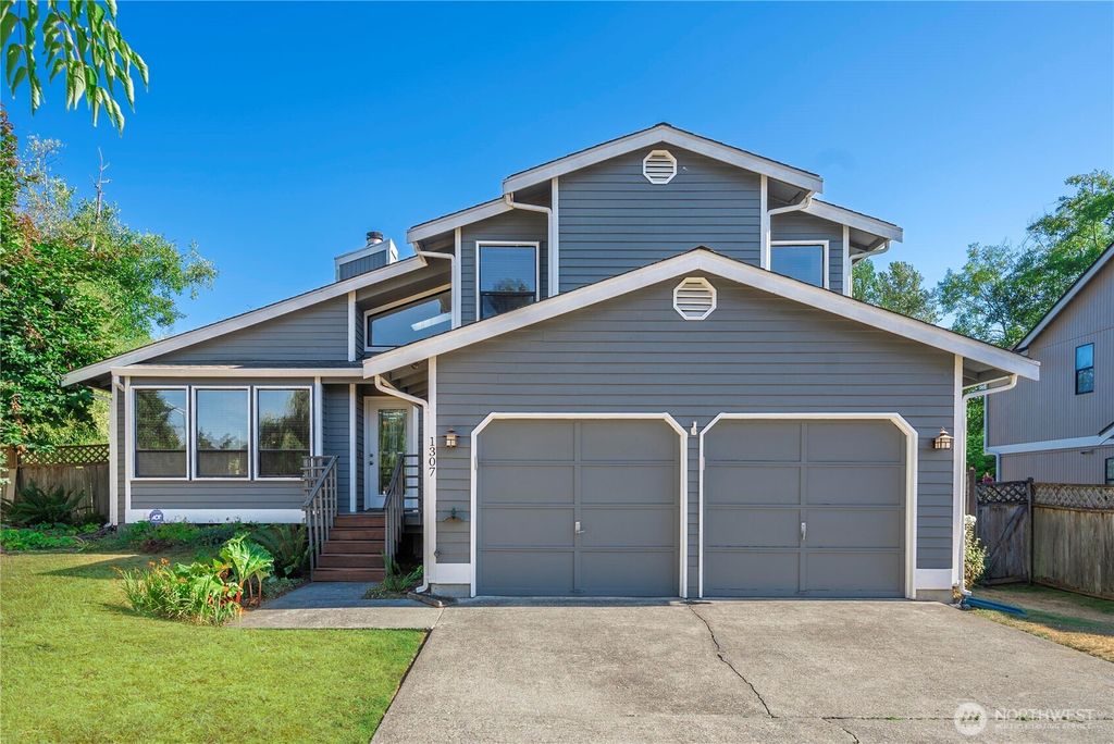 Photo of 1307 SW 323rd Street, Federal Way, WA 98023 (MLS # 2393255)