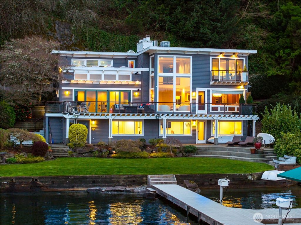Photo of 842 W Lake Sammamish Parkway SE, Bellevue, WA 98008 (MLS # 2417392)