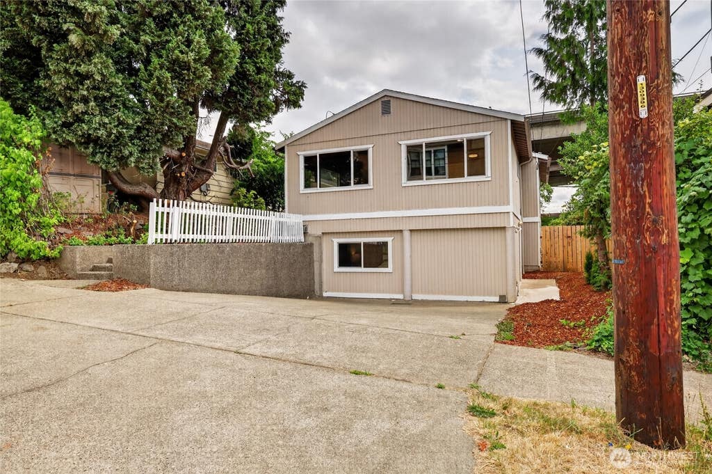 Photo of 4042 5th Avenue NE, Seattle, WA 98105 (MLS # 2566297)