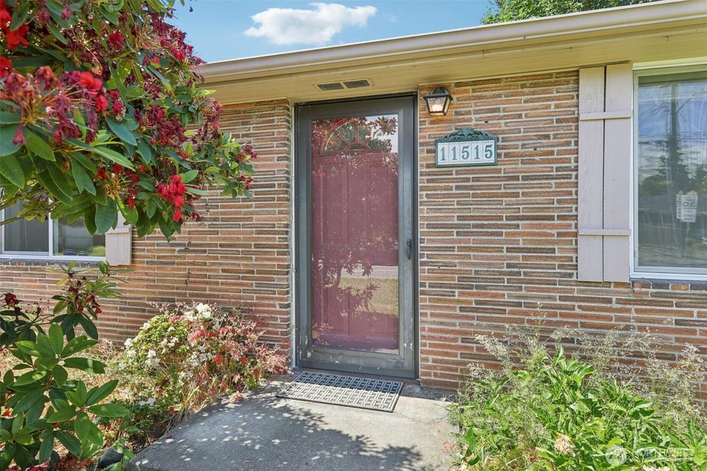 Photo of 11515 26th Avenue SW, Seattle, WA 98146 (MLS # 2391581)