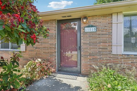 Photo of 11515 26th Avenue SW, Seattle, WA 98146 (MLS # 2391581)