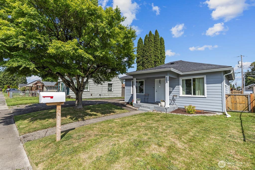 Photo of 306 26th Avenue, Longview, WA 98632 (MLS # 2534536)