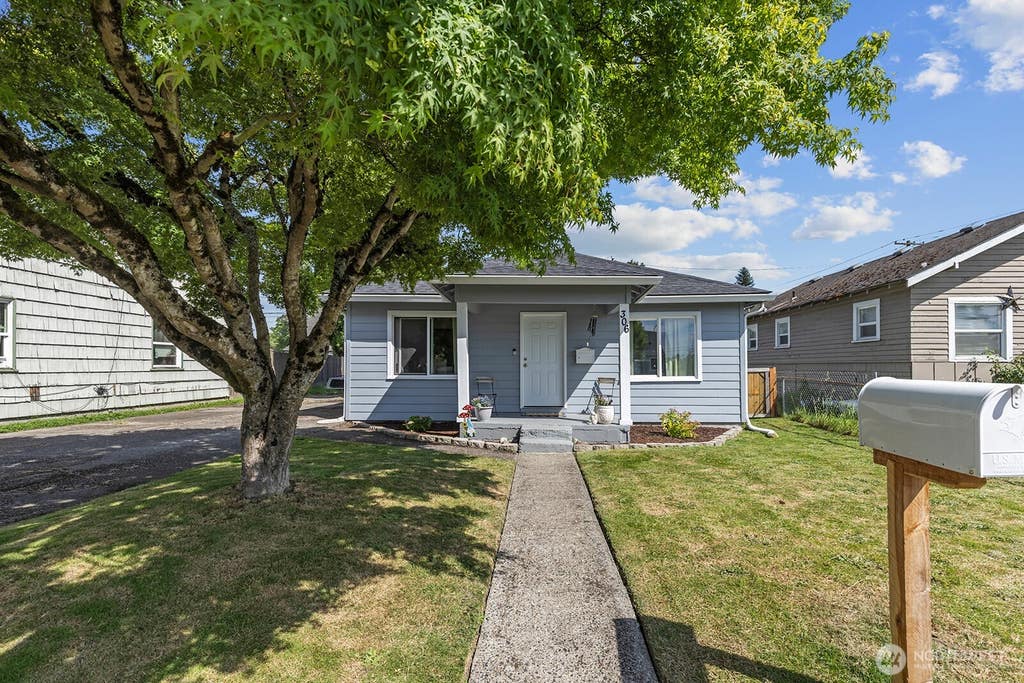 Photo of 306 26th Avenue, Longview, WA 98632 (MLS # 2534536)