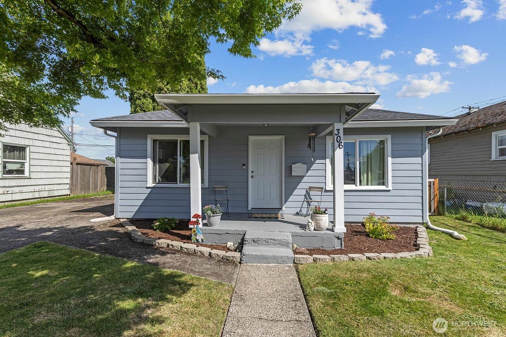 Photo of 306 26th Avenue, Longview, WA 98632 (MLS # 2534536)