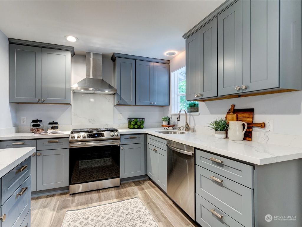Photo of 911 NE 146th Street, Shoreline, WA 98155 (MLS # 2016433)