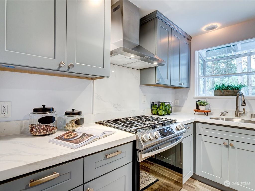 Photo of 911 NE 146th Street, Shoreline, WA 98155 (MLS # 2016433)