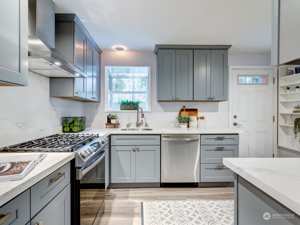 Photo of 911 NE 146th Street, Shoreline, WA 98155 (MLS # 2016433)
