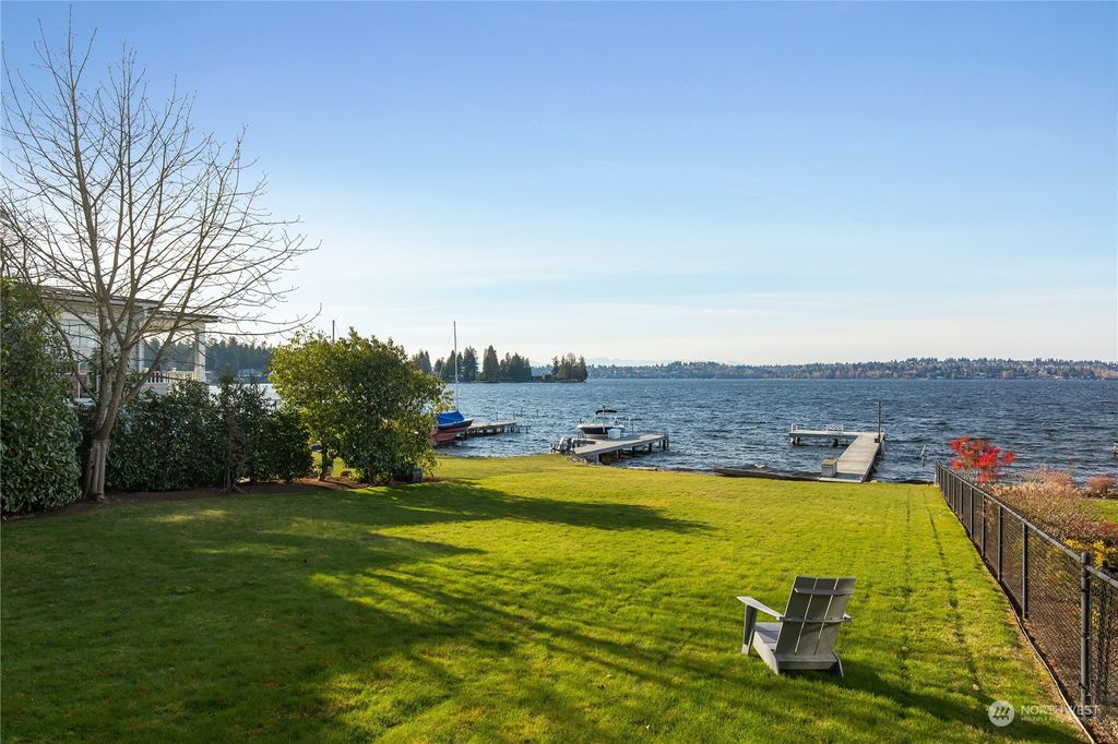 Photo of 4609 92nd Avenue NE, Yarrow Point, WA 98004 (MLS # 2172209)