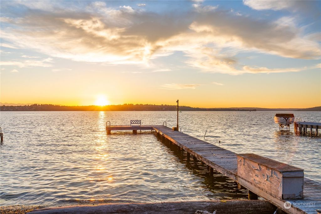 Photo of 4609 92nd Avenue NE, Yarrow Point, WA 98004 (MLS # 2172209)