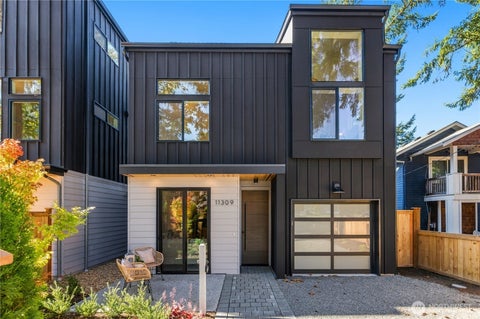 Photo of 11309 Goodwin Way NE, Seattle, WA 98125 (MLS # 2589968)