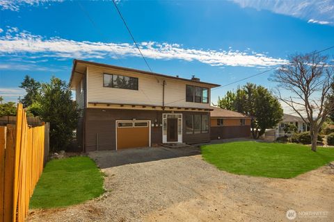 Photo of 20816 7th Avenue S, Des Moines, WA 98198 (MLS # 2440872)
