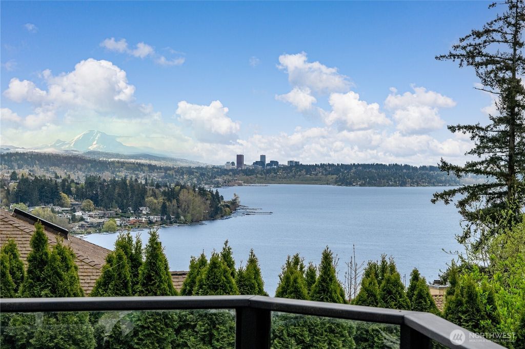 Photo of 11818 89th Place NE, Kirkland, WA 98034 (MLS # 2475675)