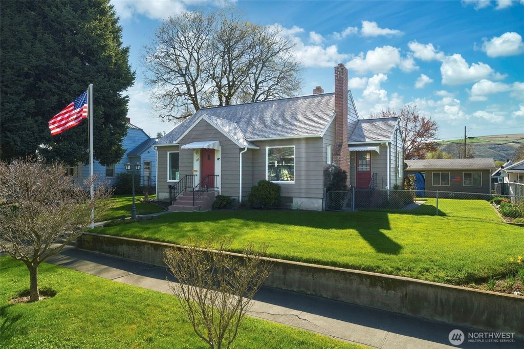 Photo of 117 W Richmond Avenue, Dayton, WA 99328 (MLS # 2502546)