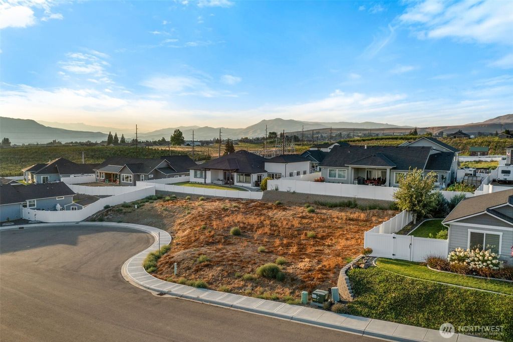 Photo of 2571 Paisley Street SE, East Wenatchee, WA 98802 (MLS # 2465665)