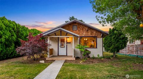 Photo of 925 Monroe Street, Wenatchee, WA 98801 (MLS # 2524126)