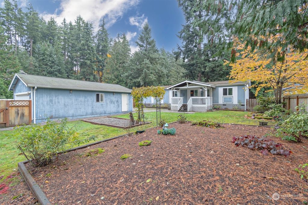 Photo of 824 208th Avenue NE, Sammamish, WA 98074 (MLS # 2188156)